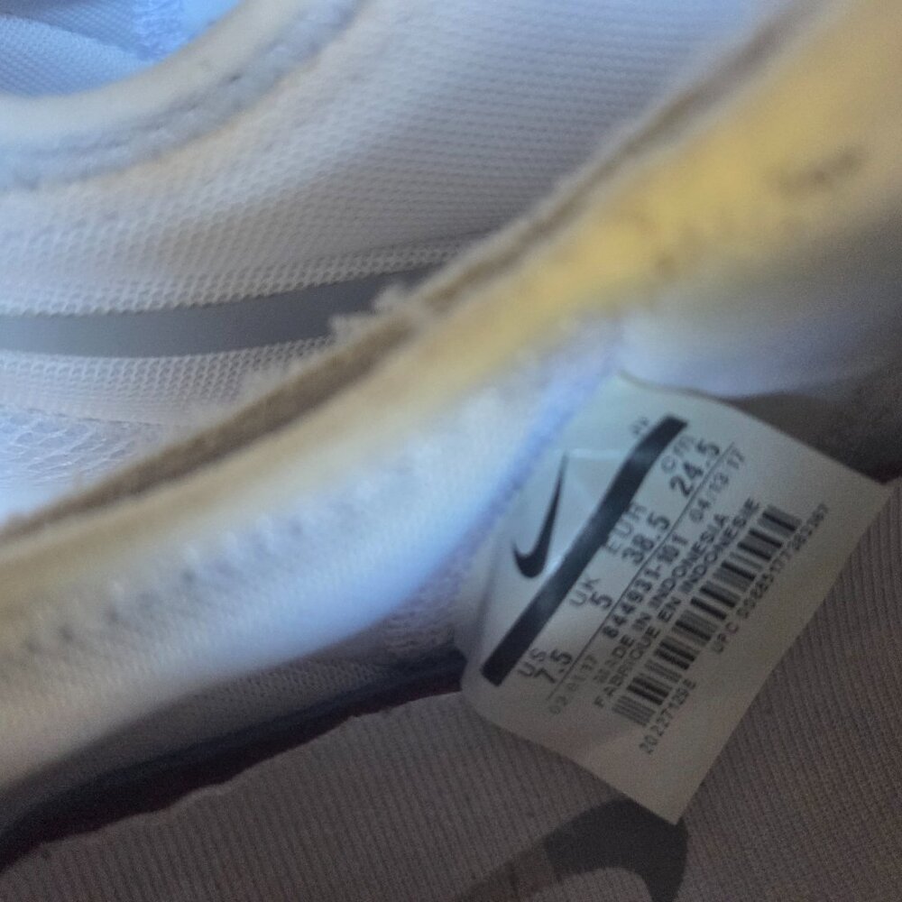 White Nike Sneakers 7.5 - Picture 4 of 5